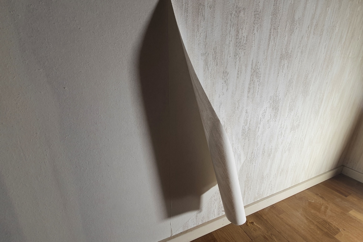 Peeling texuted wallpaper