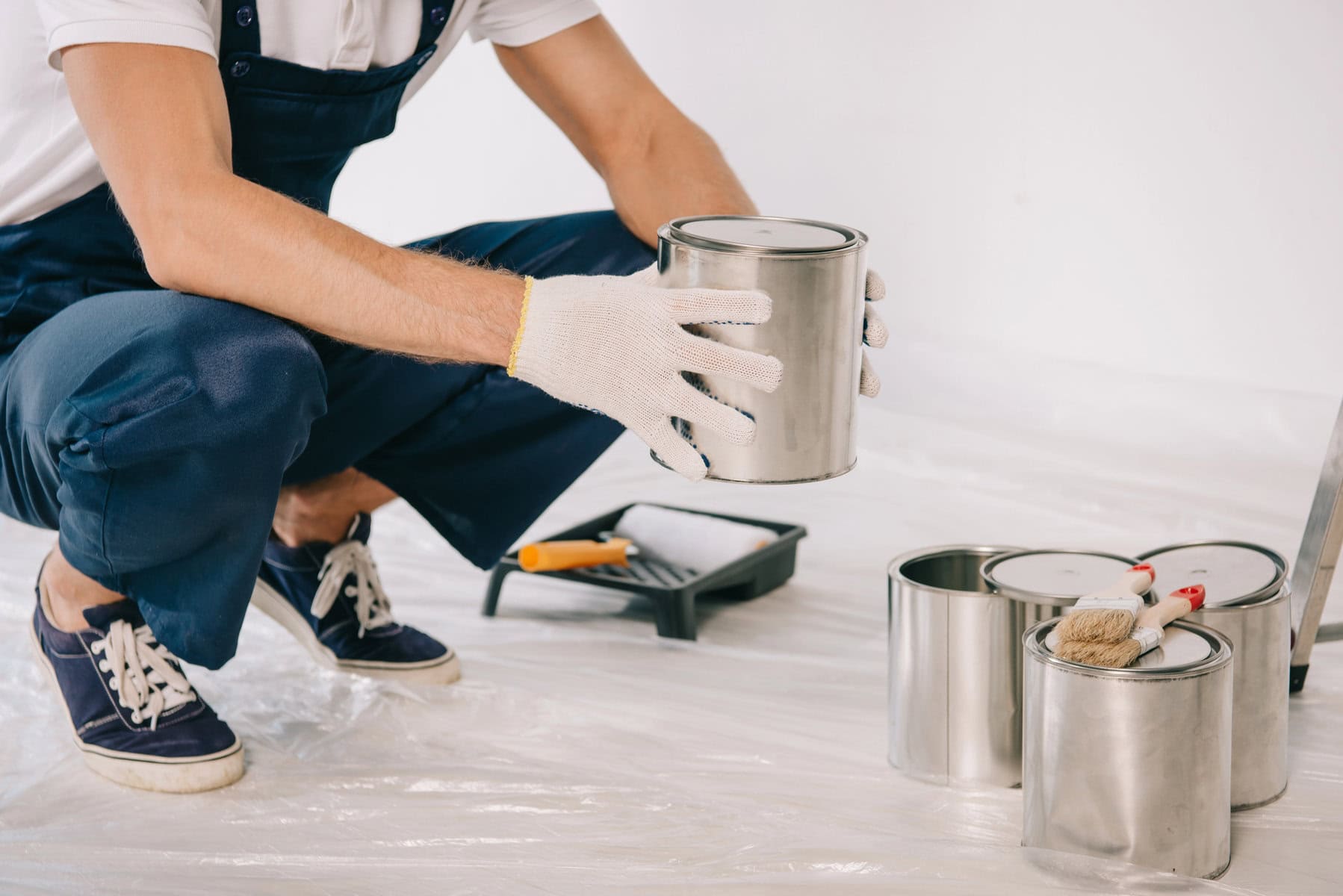 Person holdin paint can